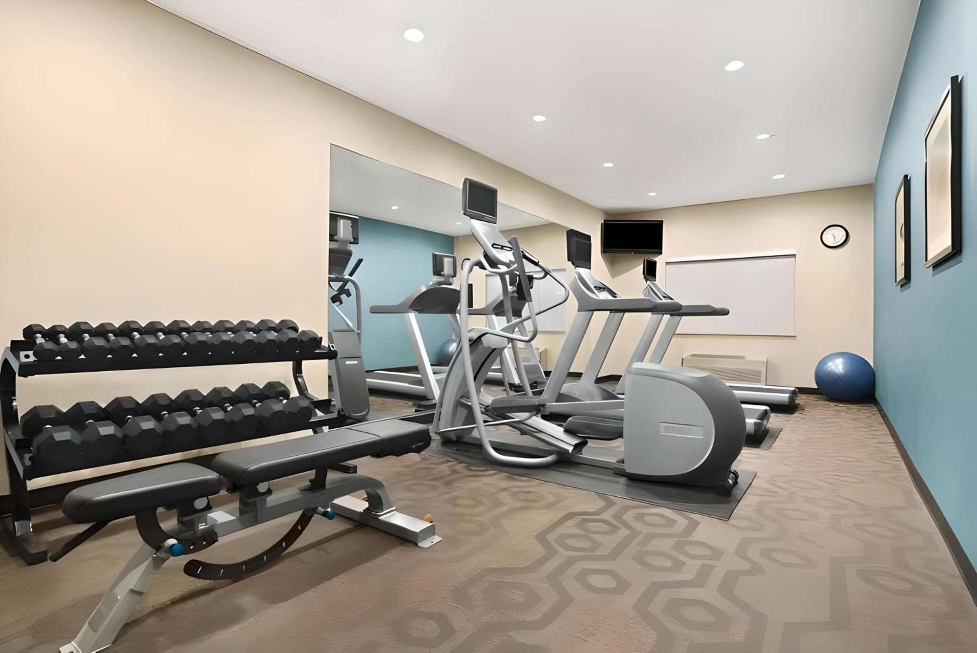 Dubuque Inn & Suites Екстериор снимка