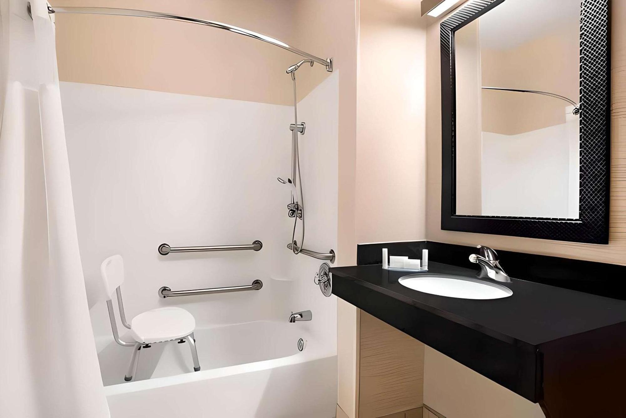 Dubuque Inn & Suites Екстериор снимка