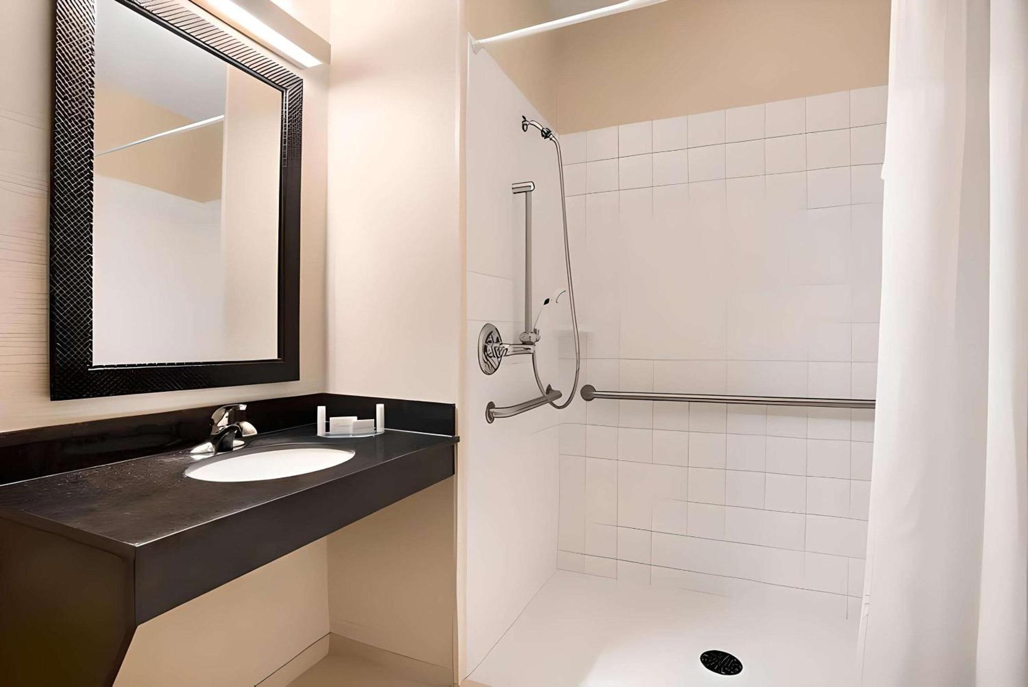 Dubuque Inn & Suites Екстериор снимка