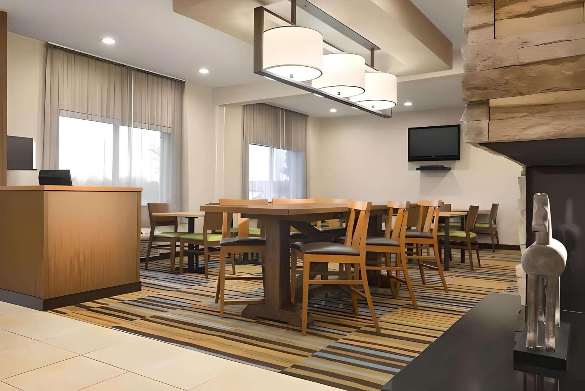 Dubuque Inn & Suites Екстериор снимка