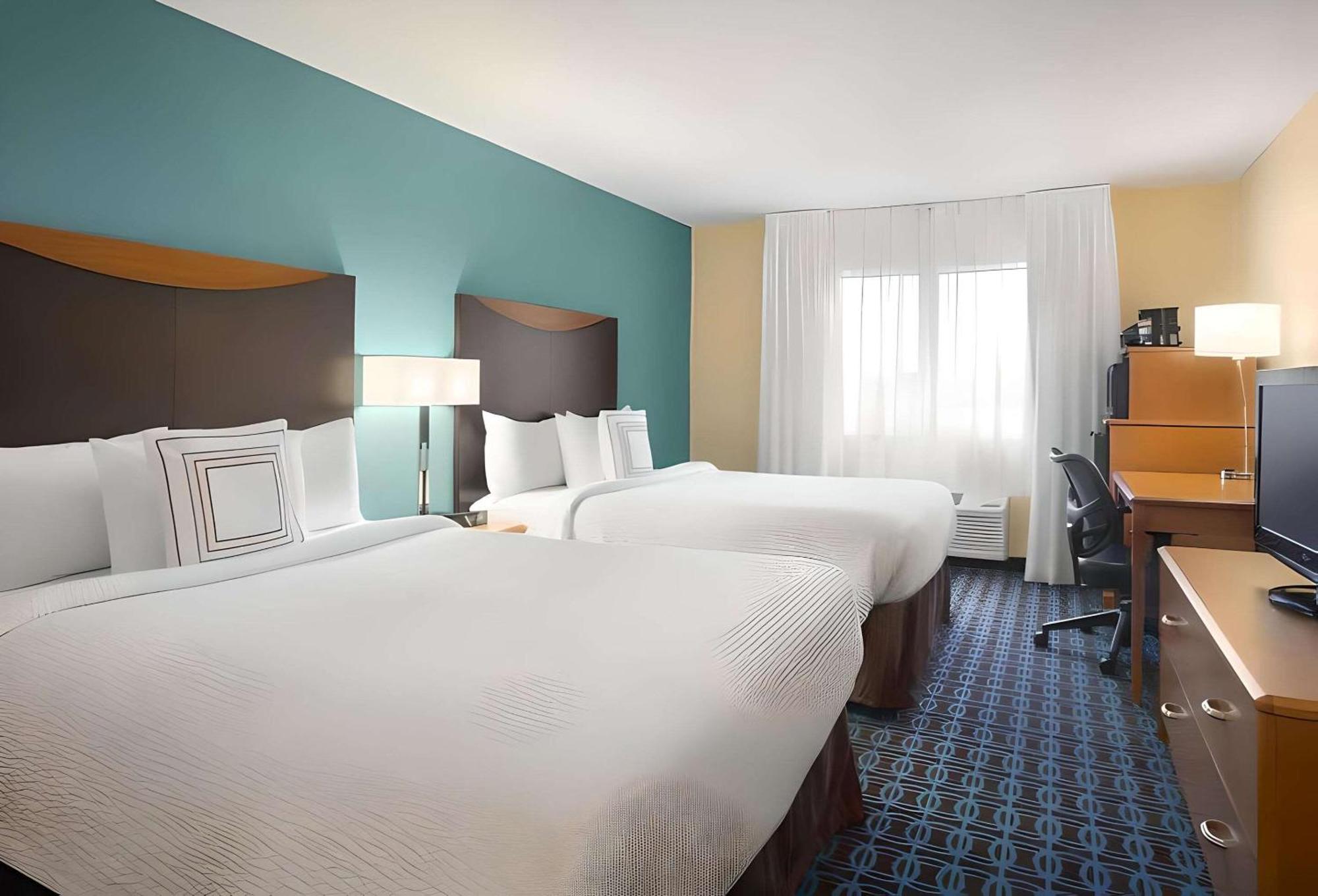 Dubuque Inn & Suites Екстериор снимка